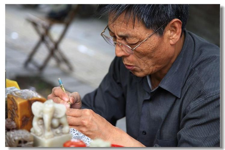 孔庙门前刻章人 方寸之间，刀刻春秋